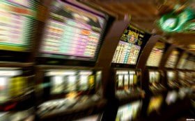 မြန်မာ ကစားသမား slot games MMK ဖြင့် ကစားနေသော hero ပုံ